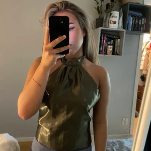 Satin topp - Hej!  Köpte denna topp i höstas och den har tyvärr inte kommit till användning! Den är jättefin och köpt av en tjej på instagram som syr kläder. Färgen är skitfin men tror den hade varit bättre hos någon annan så den kommer till användning! 