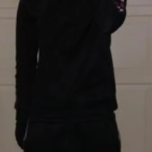 Tommy Hilfiger Tracksuit  - Hej nu är det så att jag säljer min älskade tracksuit. Tracksuit e köpt online på Tommy hilfigers hemsida för 2000 kr. Tracksuiten är i bra skick men man skulle inte kunna skilja den och en nyskick. Priset är inte hugget i sten. För mer frågor kom privat!