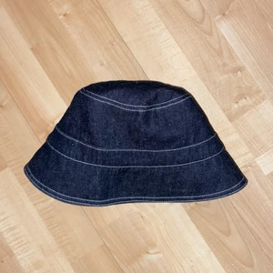 COS bucket hat  - Coolaste bucket hat från COS i jeans material 💓 använt fåtal gånger så i väldigt bra skick 💓 Pma gärna vid frågor 💓