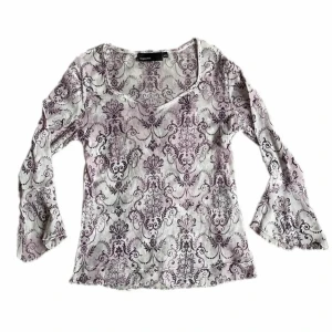 Meshtopp  - Y2k topp med utsvängda ärmar och mesh. perfekt skick. Står storlek 40/42 men skulle säga att den passar allt från S❤️💋💋