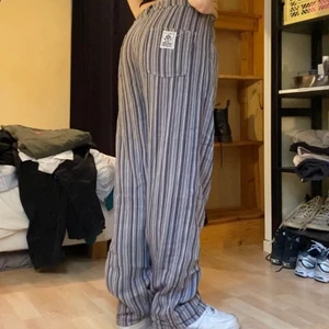 Linnebyxor  - färgglada linnebyxor 💓 köpta secondhand men i jättefin skick 💓 jag är 164 cm lång 💓Pm gärna vid frågor 💓 