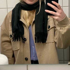 Beige jacka  - Perfekta höstjackan från Vero Moda! Lite oversize modell. Skriv för fler bilder