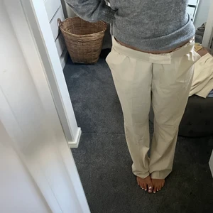 Kostymbyxor - Baggy kostymbyxor från hm. Storlek 44 - men skulle säga att den är rätt liten i storleken så är nog mer en 42