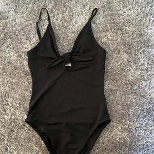 Body med justerbara axelband  - Super söt body med justerbara axelband. Endast använd 2 gånger, nyskick. Är från H&M i storlek xs.