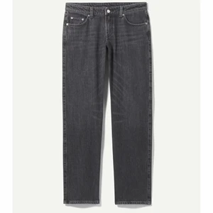 Weekday Arrow Low jeans - Säljer dom här aasss snygga jeansen från weekday Low arrow, köpte dom här på Plick för 466 men säljer igen då dom va för stora för mig. Säljer för 350 +frakt. Dom är i fint skick. Tryck inte på köp utan skriv till mig först