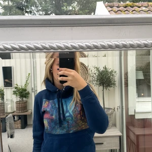 The cool elephant hoddie  - Säljer mina fina marinblå the cool elephant hoddie, säljer pga den är för liten för mig. Den är mjuk fortfarde då den är inte så använd