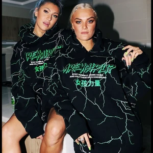 Hoodie med blixtar - Såå cool hoodie med blixtar från madlady! Det är så skönt material inuti och är verkligen perfekt nu inför vintern då det börjar bli kallare! Går ej att köpa längre💚🖤 Storleken är s men den är oversized så passar m och l också 