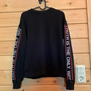 Sweatshirt - Välanvänd sweatshirt med texten ”truth is the only way”. Texten har blivit sliten (se bild 3) med användning men annars är tröjan i bra skick. 