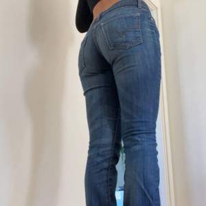 jätte fina levis jeans i modellen straight. knappt använda och modellen säljs inte längre🫶🏼 PRIS KAN DISKUTERAS SÅKLART