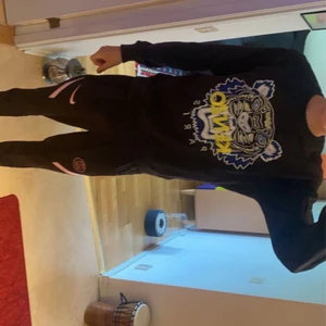 Kenzo - Säljer ännu en till kenzo tröja som bara ligger hemma och inte används. Köpt för 2år sen då den kosta ungefär 2300kr. Den är i ett bra skick använd försiktigt så den är i ett gott skick 7/10