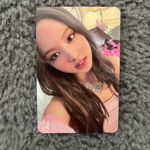 Official Nayeon Photocard!  - En officiel Nayeon photocard från hennes solo album IM NAYEON, jag står inte för frakt eller postens strul. Jag bor runt en timme från Göteborg.