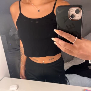 Linne  - En vanlig svart linne ifrån boohoo storlek 34 men skulle säga att de passar 36 också pga stretchig material 