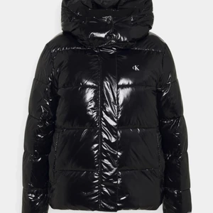 CALVIN KLEIN JACKA  - Säljer min glansiga puffer jacka, använd 1 vinter. Nypris 1,500kr.  Vid intresse kan fler bilder skickas på jackan.  Vid snabb köp kan jag gå ner i pris. Passar både S & XS 🤍