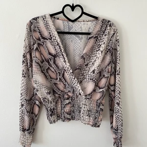 Mönstrad blus, strl M - Tunn mönstrad blus från Gina Tricot i storlek M, fint skick och inte mycket använd.