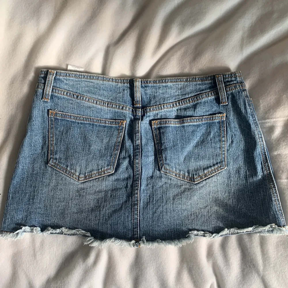 low waist jeans kjol från brandy!! , aldrig använt helt ny ❤️‍🩹  Mått : midja 76cm / längd 32cm  (frakt pris tillägs senare). Kjolar.