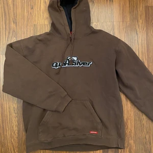 Brun hoodie - I märket Quicksilver, fint skick och oversized! Strl L i herr så passar som en xl i dam💗