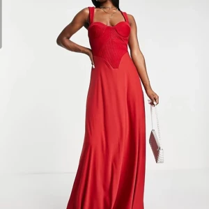 KORSETT MAXIDRESS - Säljer denna vackra långklänning från Asos. Den är endast använd en gång och är därav i väldigt gott skick. Jag är ca 170 cm lång och klänningen slutar vid marken. 