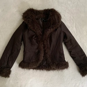 Pennylane-jacka - 💘 KLICKA INTE på köp nu, kontakta mig vid intresse! 💘 Så fin jacka med pälsdetaljer, originellt från Zara! Passar både till höst och vinter då den är lite fodrad, står stl L men passar mig som brukar ha XS/S