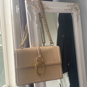 Zara väska - Hej, jag säljer denna fina väska jag aldrig använt pga jag ej har haft ett tillfälle jag behövt använda den. Den är köpt för 400kr på zara och har inga fel.