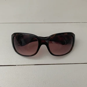 Solgalsögon  - Mörka solglasögon köpt på second hand🤗