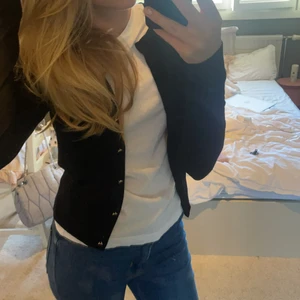 Kofta Lindex  - Säljer denna jättefina koftan från lindex(från collection men holly & White, Köptes för ca ett halvår sedan men är sparsamt använt!