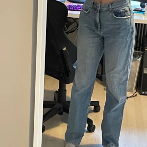 Gina jeans - Blå Ginatricot jeans, bra i längden för mig är 170cm, 