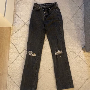 Mörkgrå jeans med hål vid knäna - Säljer då dom är för små, fint skick.