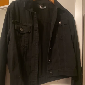 Jacka - En jacka köpt från Boohoo för 2 år sedan. Köpt för kring 300kr, säljer den för 100kr. Frakt tillkommer, hör av er om binär intresserade. Super fin till hösten