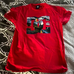 Redbull tröja  - skit snygg o fräsch dc redbull t-shirt som knappt är använd, säljer pga tyvärr för liten för mig. 