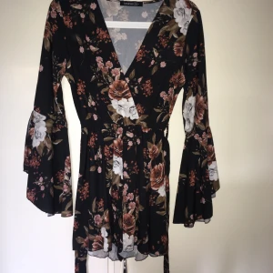 Playsuit - Playsuit som endast är provad då den var för liten. Knyter runt midjan. Liten i storlek skulle nog passa xs 