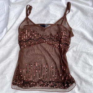 Meshlinne - Ett brunt linne i meshtyg med paljetter. Fint skick! Några paljetter har lossnat, men det syns ej eftersom mönstret är lite oregelbundet. 🥰 budgivning om flera intressanter 