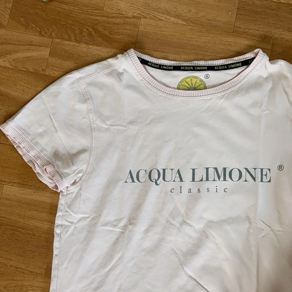 Så fin t-shirt från acqua limone! Ljusrosa men det syns inte så bra på bilderna. Storlek S men lite oversize så passar även M! Hör av er för frågor❣️. T-shirts.