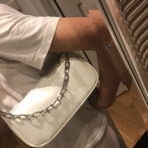 Jätte fin väska  - Jag har inte använt den den är jätte fin✨🤍den är i färgen vit, metall och passar bra till mig man kan se hur den sitter på dig om man e intresserad vi möts då en passande tid