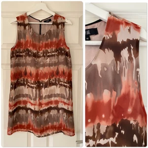 Klänning - Färgglad klänning fr. Dry Lake, strl. M. Jag har använt den som oversizeklänning när jag haft 34 och 36.   Superfin när man börjar bli lite brunbränd på sommaren 😍👌🏼  