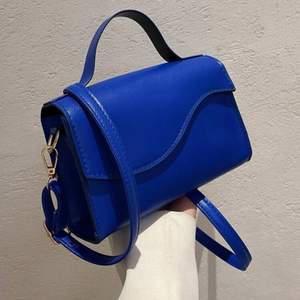 En söt liten blå väska som jag säljer för att den inte har kommit till användning ( helt oanvänd ) 💜