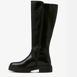 Svarta boots - Säljer mina nyinköpta boots då dom inte blir använda, fint skick och använda ett fåtal gånger💓💓