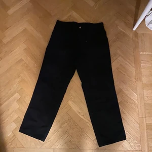 Carhartt work jeans - Hej, säljer mina carhart jeans. Dem är väldigt sköna och luftiga. Om ni bor i Stockholm och möter upp mig så är priset 250. Men om ni vill ha leverans så kostar det 300 plus frakt. Så det är bara att höra av er om ni är intresserade och snälla pruta  inte ner priset. Tack😄
