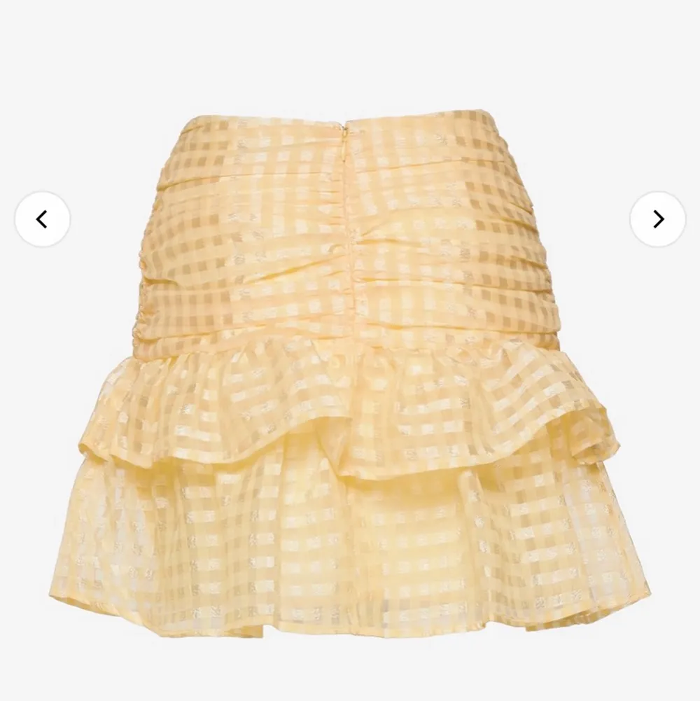 Den är fortfarande kvar!! Säjer denna kjol i storlek 34 men passar 32, köpt förra sommaren, från ginatricot, helt slutsålda överallt, sista bilden är lånad bil!🙏🏼💗💗. Kjolar.