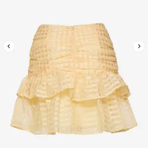 Den är fortfarande kvar!! Säjer denna kjol i storlek 34 men passar 32, köpt förra sommaren, från ginatricot, helt slutsålda överallt, sista bilden är lånad bil!🙏🏼💗💗