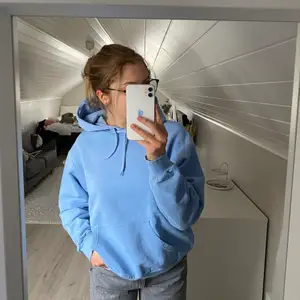 Superfin hoodie i en perfekt blå färg från monki. Säljer då den inte kommer till användning längre 🤍 storlek xs, säljer för 120kr + frakt