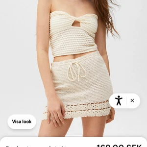 Pull and bear  - Säljer denna superfina bandou toppen från pull and bear, säljer då den va för liten. Den är helt ny med lapparna på därav priset! Hör av dig för fler bilder!!💕