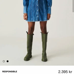 Ganni stövlar - Gröna stövlar från Ganni, inköpta 11/09-2021. Storlek 36 men skulle säga att de mer är som en 37. Jag har normalt 37-38! Använda ett fåtal gångar så i väldigt bra skick. Nypris för dessa 2395kr. Kan mötas i Uppsala annars står köparen för frakt