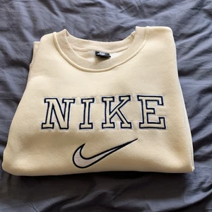 Nike beige sweatshirt - Säljer denna vidare då den inte kommer till användning så mycket längre. Tröjan är i mycket bra skick och så snygg nu till våren och sommaren! Materialet är mjukt och mysigt och färgen är underbar 😍 Den är i storlek L, men känns mycket mer som en M/S. Jag brukar ha S och den passar perfekt! Tröjan går att köpa direkt för 650kr tills på söndag, säkra att den blir din! Kontakta mig vid intresse 🌟 kika även på min andra Nike annons!!