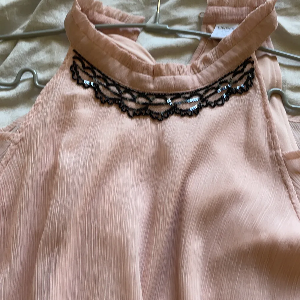 En jätte fin rosa fest klänning i strl xs endast använd en gång . Klänningar.