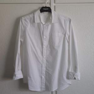 Vitt killskjorta i nyskick från kappAhl, storlek 158. 
