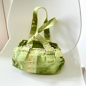 🍀🏆grön minibag - Kär i den här! Så fina färger🥺💖💖 den är i tyg och är pytteliten perfekt sommarväska helt enkelt! Bra skick, köpt secondhand! Fråga mig om du undrar ngt😇