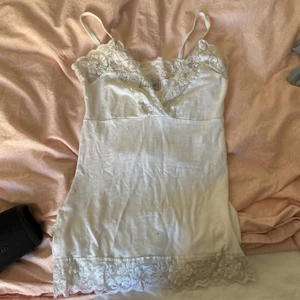 Vitt linne med spets  - Linne jag köpte här på plick men inte använder. Har en hål vid spetsen