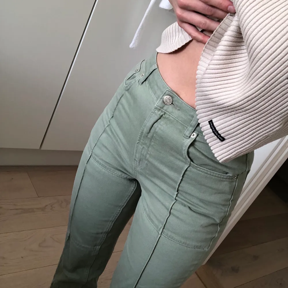 Alldeles nya jeans i grönt, mönstrat jeans-tyg. Endast provade. Storlek 36 och känns rätt i storleken, varken större eller mindre än ”vanlig” S/36. Något croppad och ”lös” passform. Riktigt snygga! 💚. Jeans & Byxor.