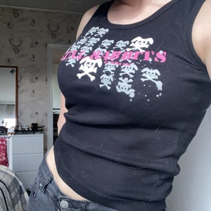 Madonna skull-rabbits linne/top  - Svart linne med skullrabbits-tryck. Superfint skick, aldrig använt. Storlek S. 