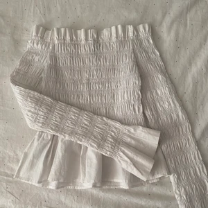 Vit Blus - Nyskick, aldrig använd passar s och xs